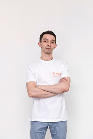 Александр Тихонов - сервисный инженер по ремонту электроники и компьютерной техники СЦ Эксперт